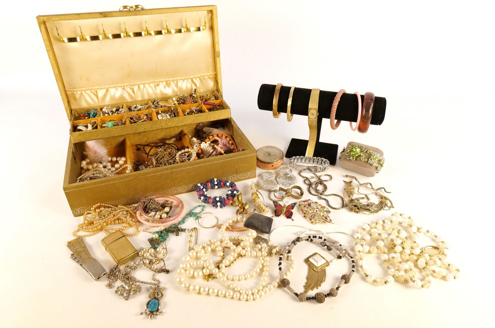 Large Jewelry Box with Assorted Jewelry: Large Jewelry Box with Assorted Jewelry. AS-IS - Broken Pieces, Single Earrings and Missing Stones. All invoices must be paid within 24 hours of the sale. We offer multiple shipping options, please