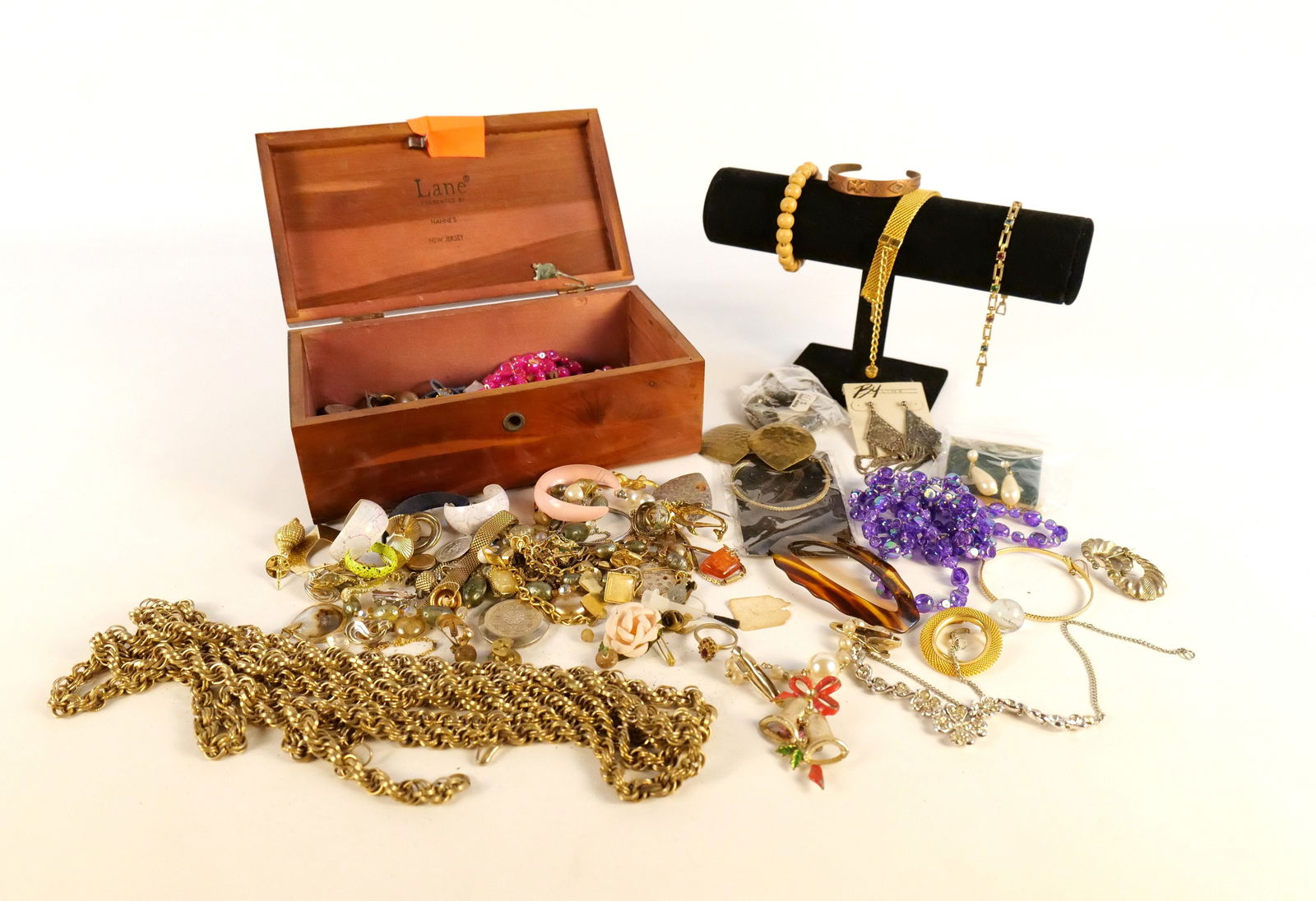 Large Jewelry Box with Assorted Jewelry: Large Jewelry Box with Assorted Jewelry. AS-IS - Broken Pieces, Single Earrings and Missing Stones. All invoices must be paid within 24 hours of the sale. We offer multiple shipping options, please
