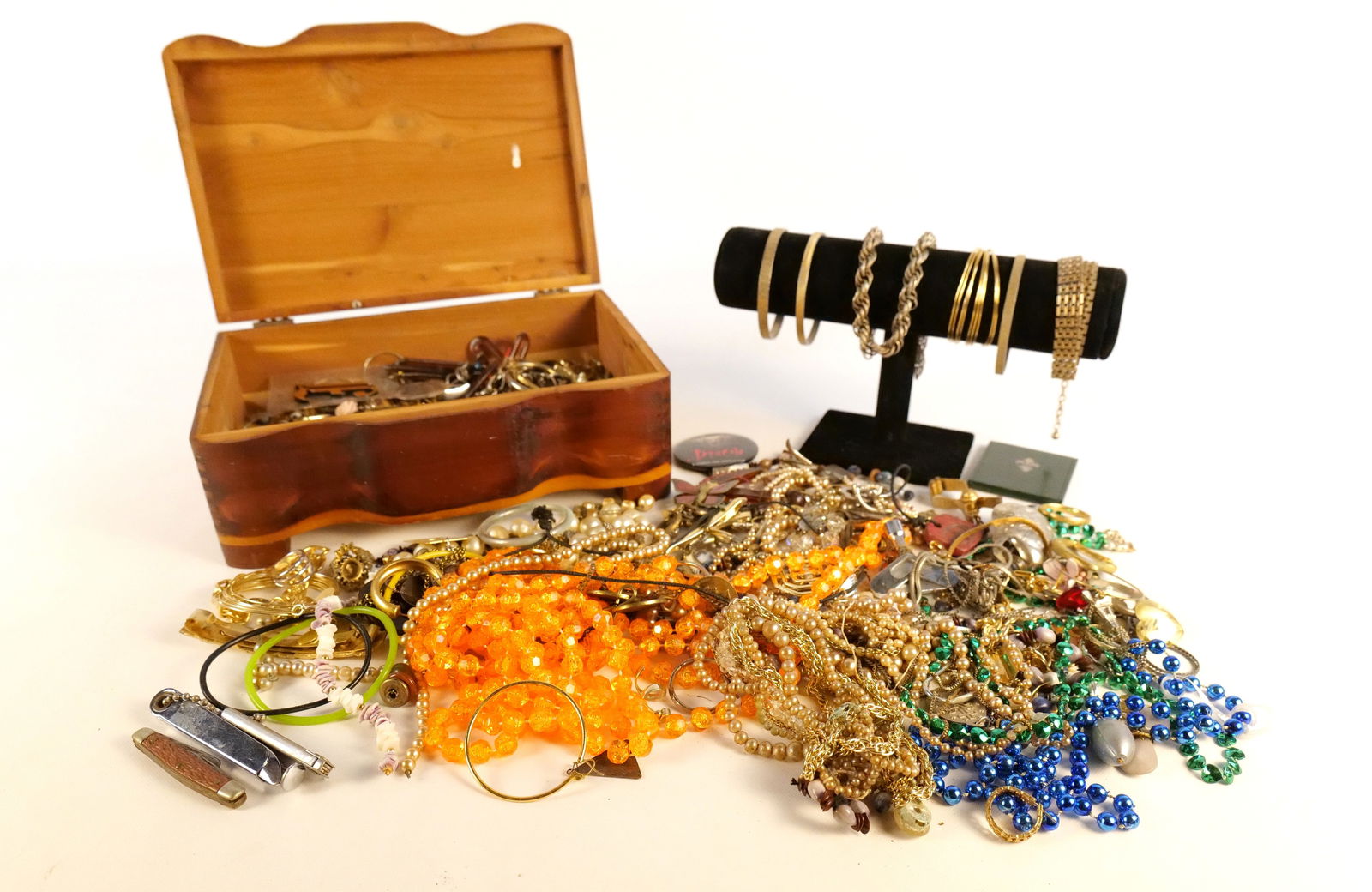 Large Jewelry Box with Assorted Jewelry: Large Jewelry Box with Assorted Jewelry. AS-IS - Broken Pieces, Single Earrings and Missing Stones. All invoices must be paid within 24 hours of the sale. We offer multiple shipping options, please