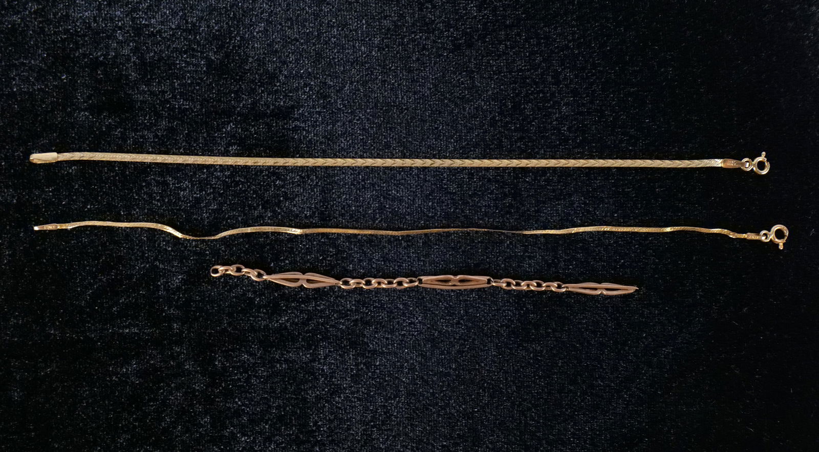 14k Scrap Jewelry Lot: 14k Scrap Jewelry Lot. Weighs approx. 3.8 grams. One bracelet seems to be in good condition and measures 6.75" long. All invoices must be paid within 24 hours of the sale. We offer multiple shipping o