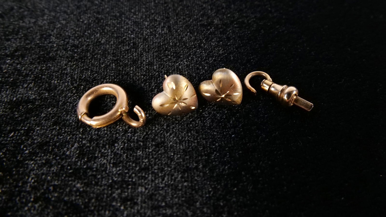 14k Scrap Jewelry Lot: 14k Scrap Jewelry Lot. Weighs approx. 2.3 grams. All invoices must be paid within 24 hours of the sale. We offer multiple shipping options, please read the shipping terms to understand your options. W