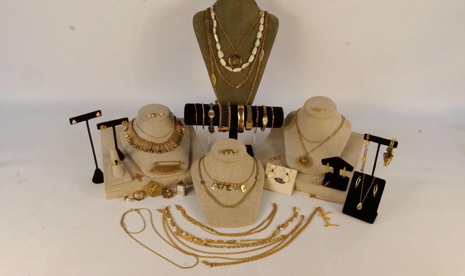 Lot of Gold Tone Jewelry (1 of 14)