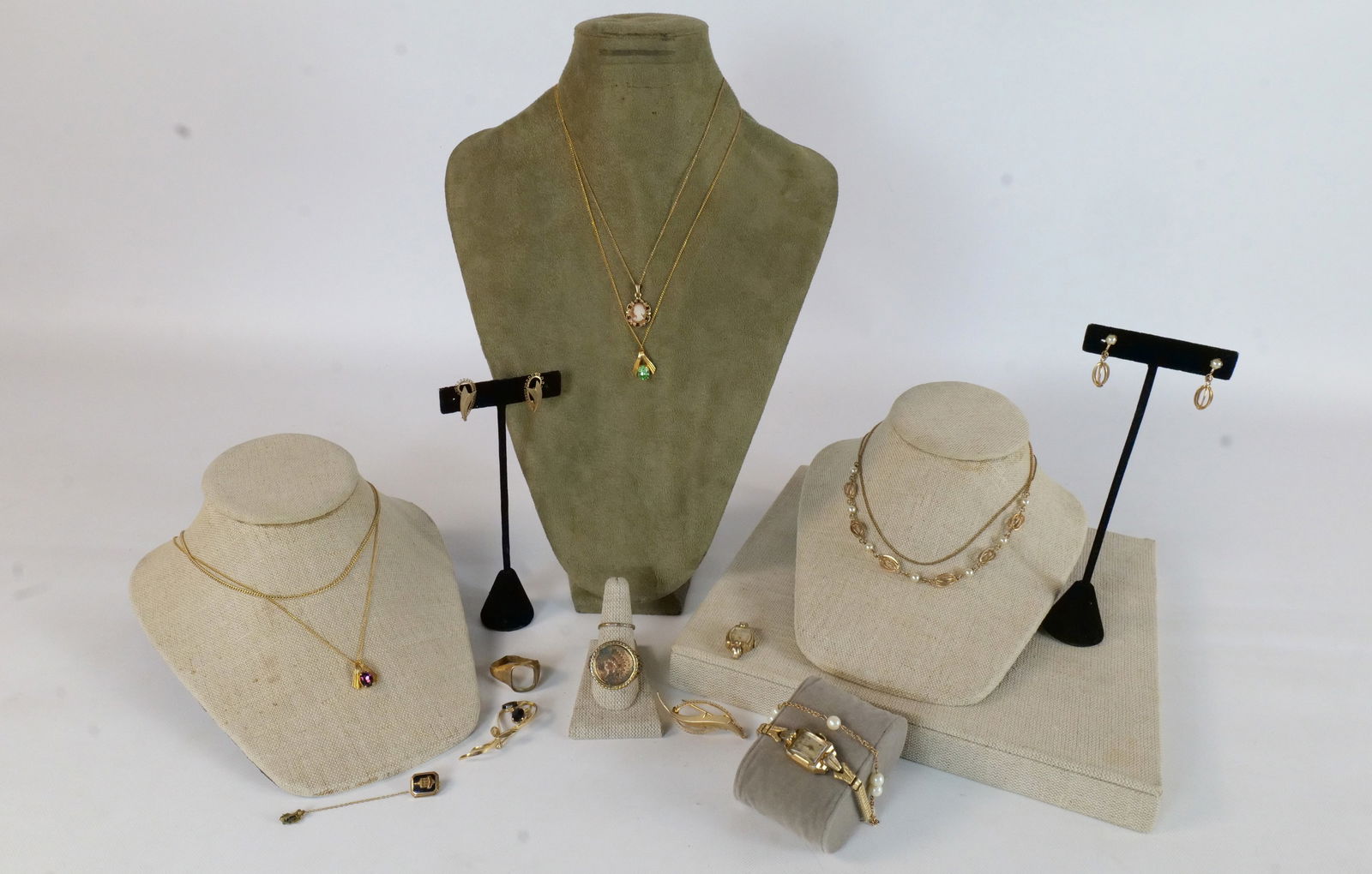 Lot of Gold Filled Scrap Jewelry: Lot of Gold Filled Scrap Jewelry. Missing Stones, Broken Pieces, Etc. All invoices must be paid within 24 hours of the sale. We offer multiple shipping options, please read the shipping terms to under