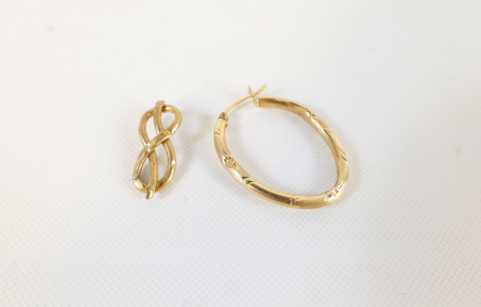 Lot of 14k Scrap Jewelry: 14k Scrap Lot. Weighs 2.1 grams. All invoices must be paid within 24 hours of the sale. We offer multiple shipping options, please read the shipping terms to understand your options. We also offer Pic