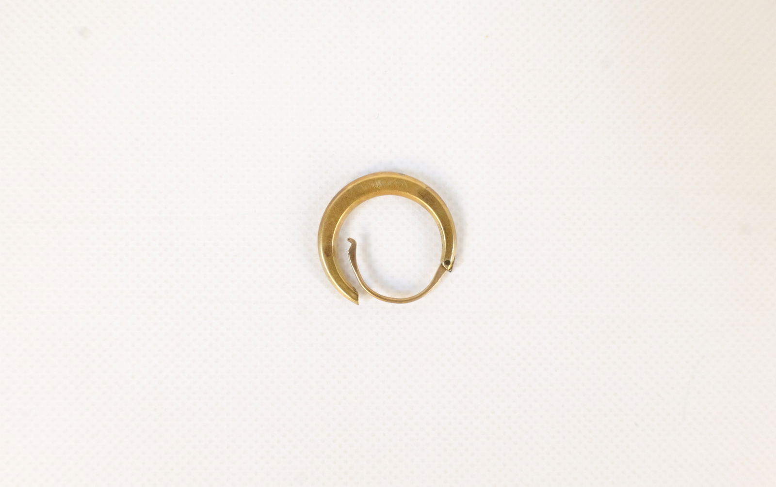 18k Scrap Single Earring: 18k Scrap Single Earring. Weighs 1 gram. All invoices must be paid within 24 hours of the sale. We offer multiple shipping options, please read the shipping terms to understand your options. We also o