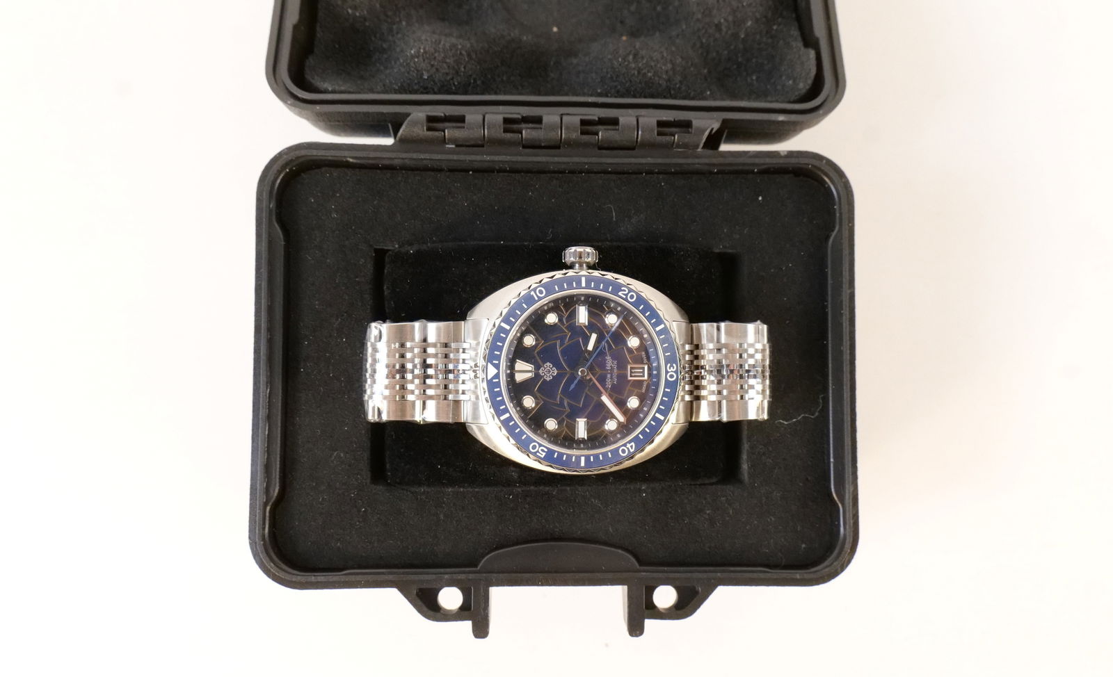 IXDAO IPOSE Dragon Edition Stainless Steel Watch: IXDAO IPOSE JD-X073 Stainless Steel Dragon Edition Watch with Sapphire Crystal. 200 M Water Resistant. Comes in box. All invoices must be paid within 24 hours of the sale. We offer multiple shipping o