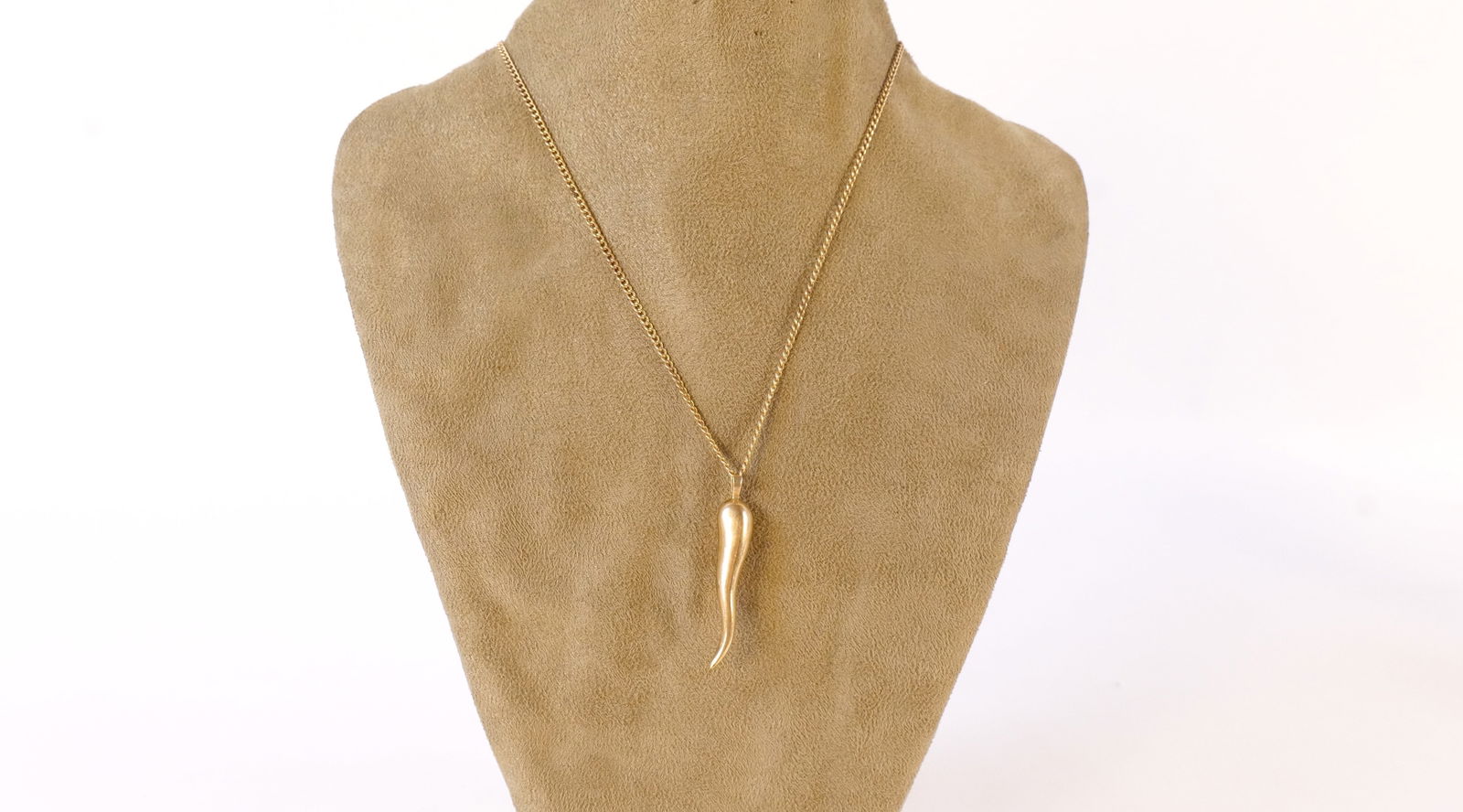 14k Horn Necklace on 14k Chain: 14k Horn Necklace on Chain. Necklace measures 27" long. Total weight is 14.9 grams. Chain does not have a clasp. All invoices must be paid within 24 hours of the sale. We offer multiple shipping optio
