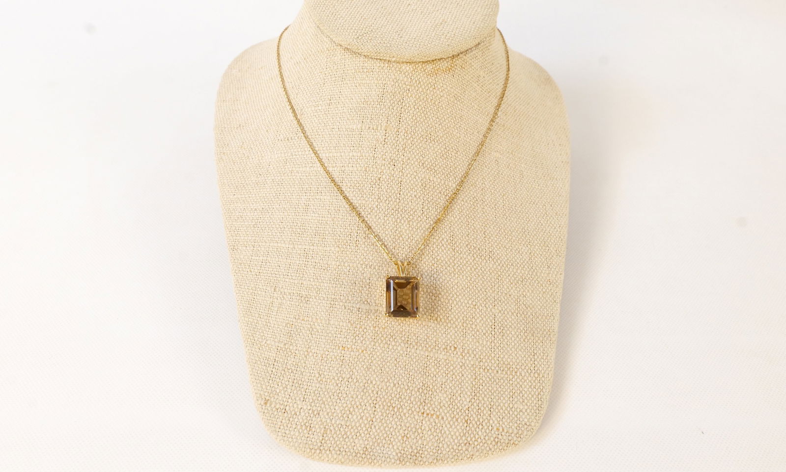 14k Gold Pendant Necklace: 14k Gold Pendant Necklace. Possibly Smoky Quartz. Chain measures 18". All invoices must be paid within 24 hours of the sale. We offer multiple shipping options, please read the shipping terms to under