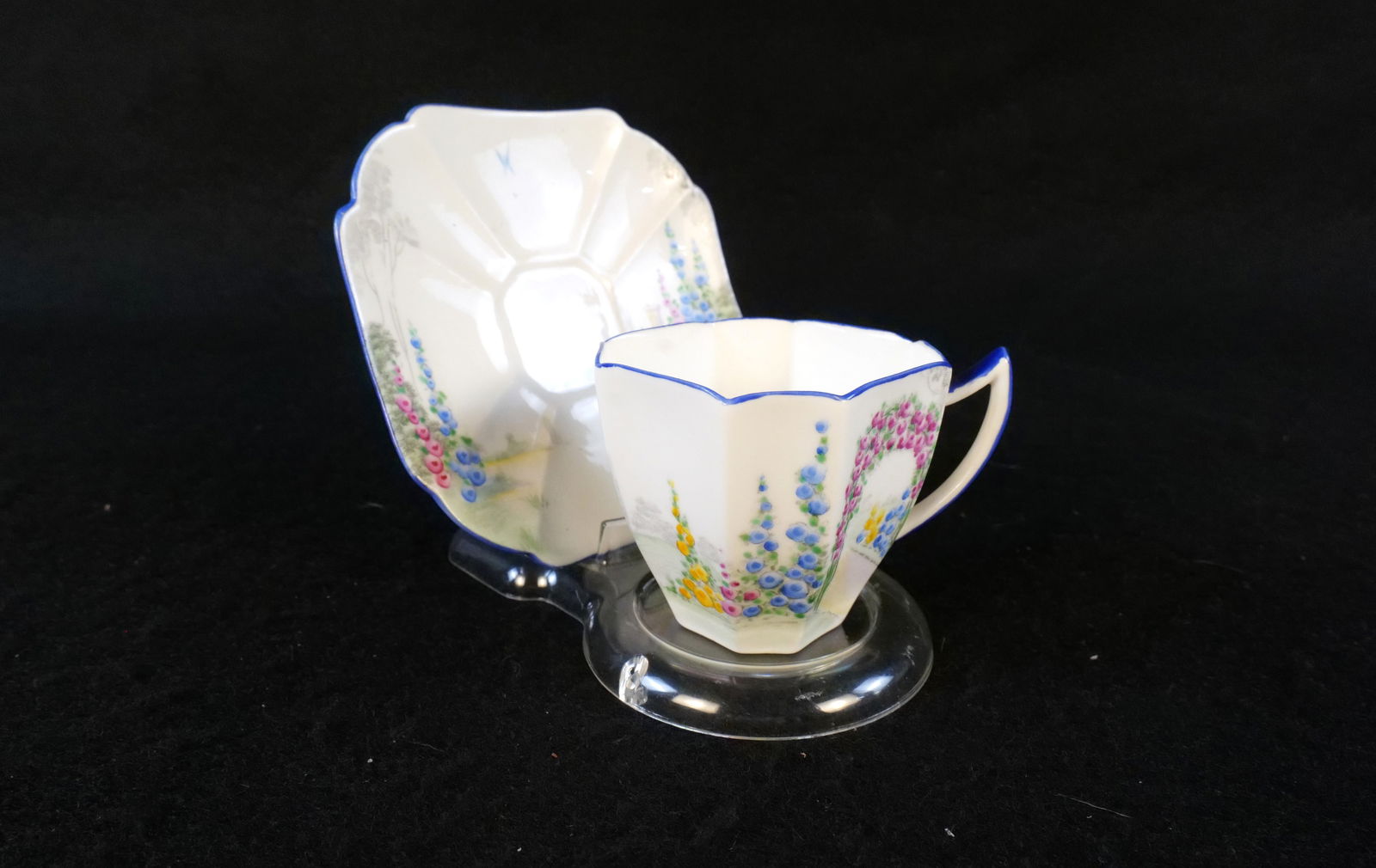 Shelley Bone China Queens Archway Teacup and Saucer: Shelley Bone China Queens Archway Teacup and Saucer. Good Condition. All invoices must be paid within 24 hours of the sale. We offer multiple shipping options, please read the shipping terms to unders