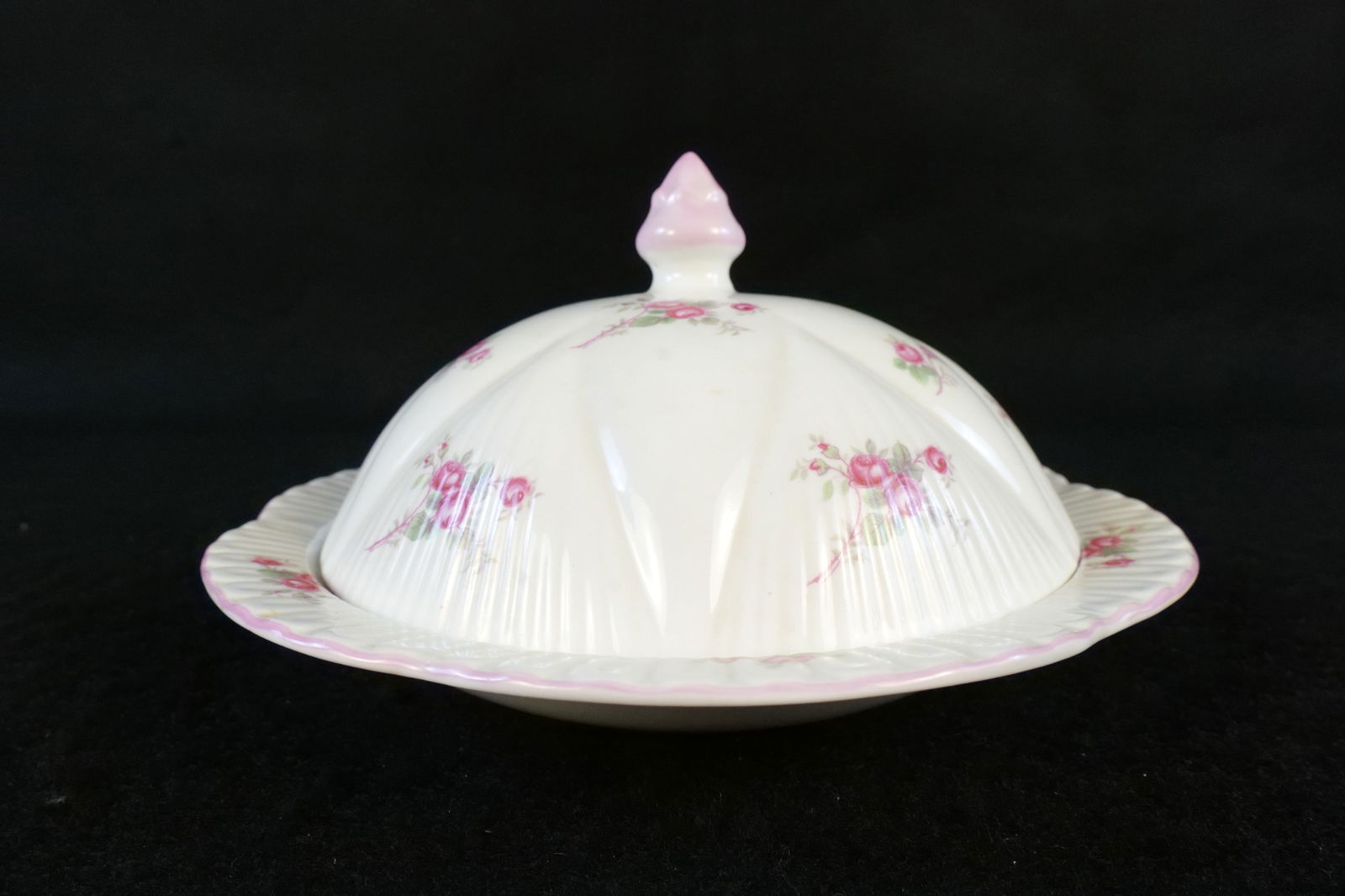 Shelley Bone China Rose Spray Covered Butter Dish: Shelley Bone China Rose Spray Covered Butter Dish. Measures 8" diameter x 4.5" tall. All invoices must be paid within 24 hours of the sale. We offer multiple shipping options, please read the shipping