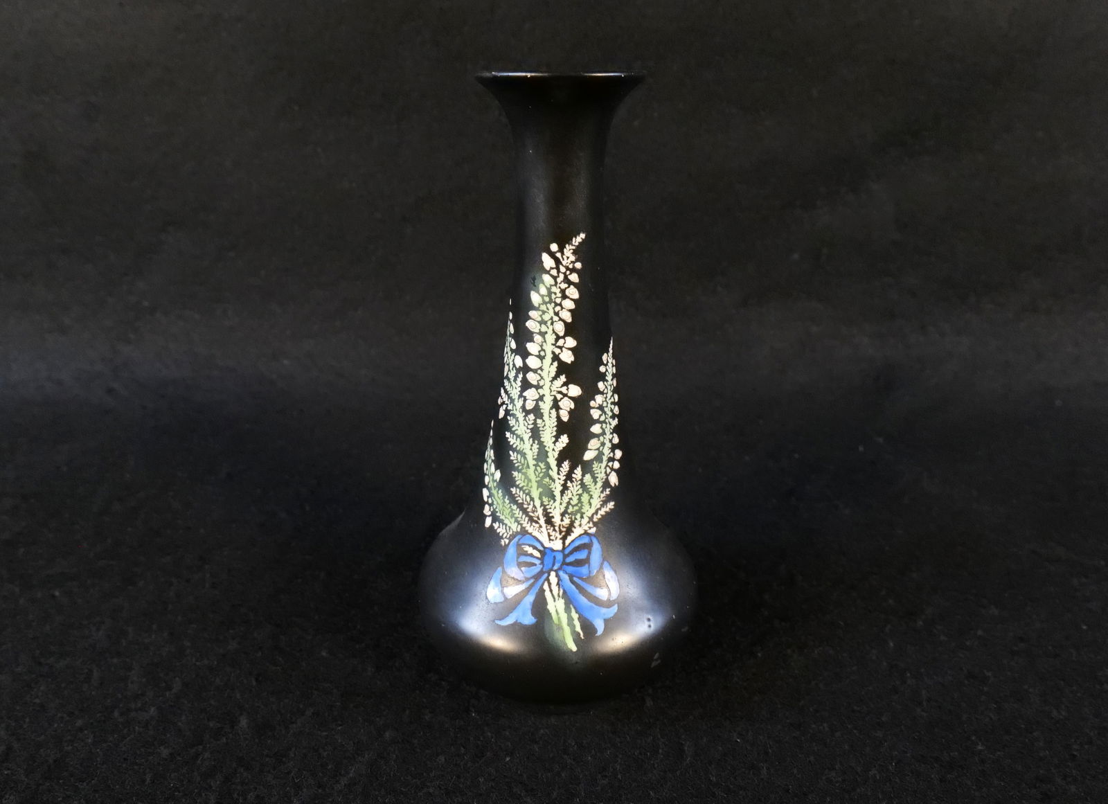 Shelley Ribbon Vase with White Heather: Shelley Ribbon Vase with White Heather. Art Deco. Measures 6.75" tall. All invoices must be paid within 24 hours of the sale. We offer multiple shipping options, please read the shipping terms to unde