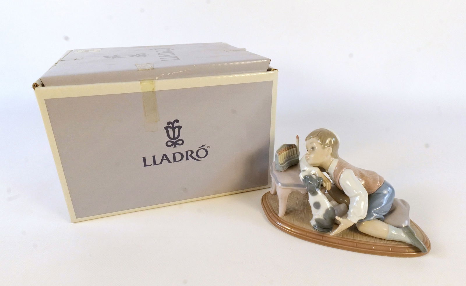 Lladro Hanukkah Lights Figurine: Lladro Hanukkah Lights Figurine #6027. Measures 4.5" tall x 7.5" wide. Comes with Box. All invoices must be paid within 24 hours of the sale. We offer multiple shipping options, please read the shippi