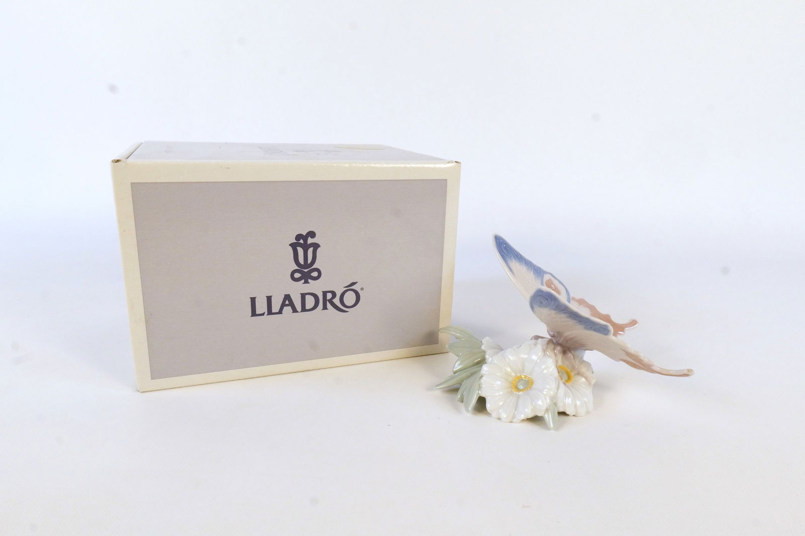 Lladro Graceful Landing Butterfly Figurine (1 of 7)