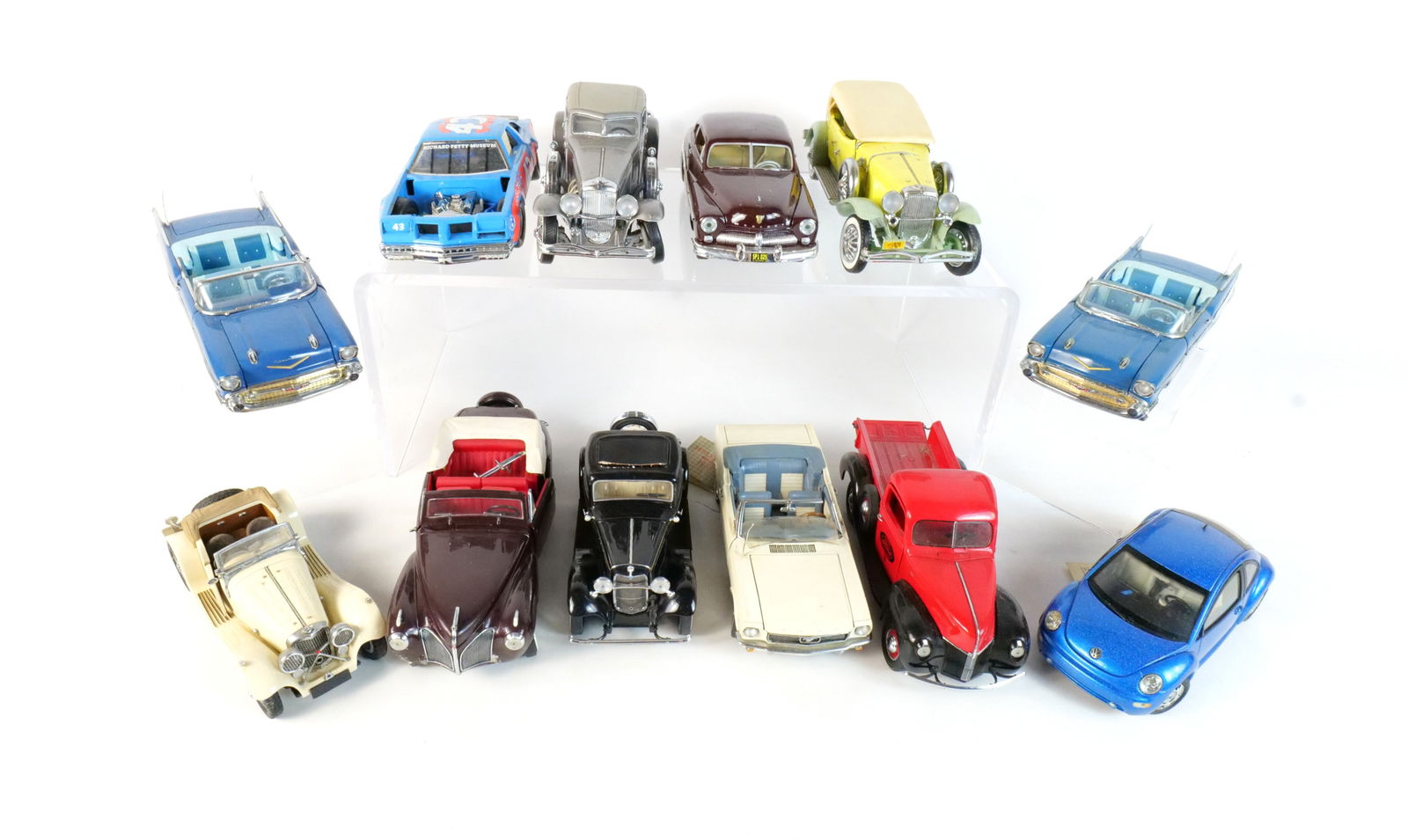 Lot of 12 Assorted 1:24 Scale Diecast Cars (1 of 19)