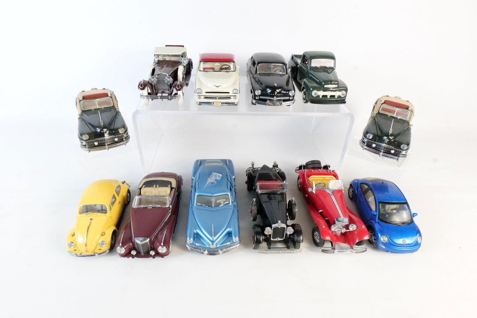 Lot of 12 Assorted 1:24 Scale Diecast Cars (1 of 17)