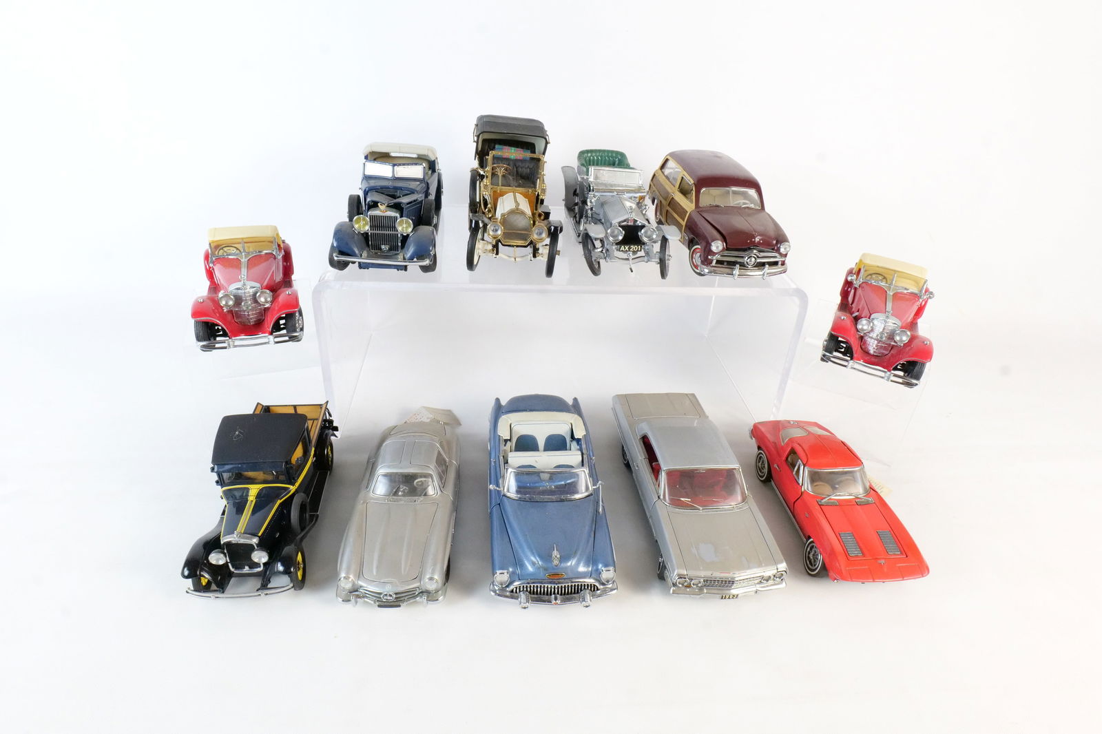 Lot of 12 Assorted 1:24 Scale Diecast Cars (1 of 19)