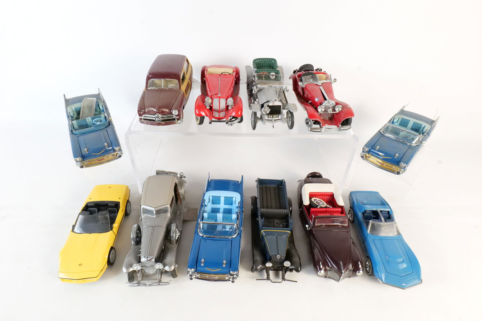 Lot of 12 Assorted 1:24 Scale Diecast Cars (1 of 19)