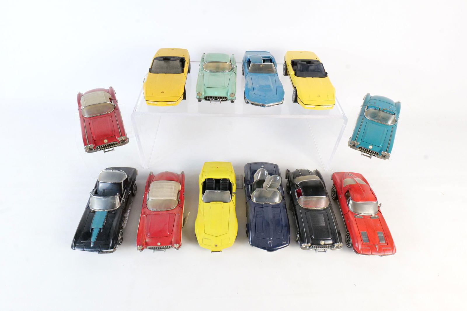 Lot of 12 Assorted 1:24 Scale Diecast Cars (1 of 19)