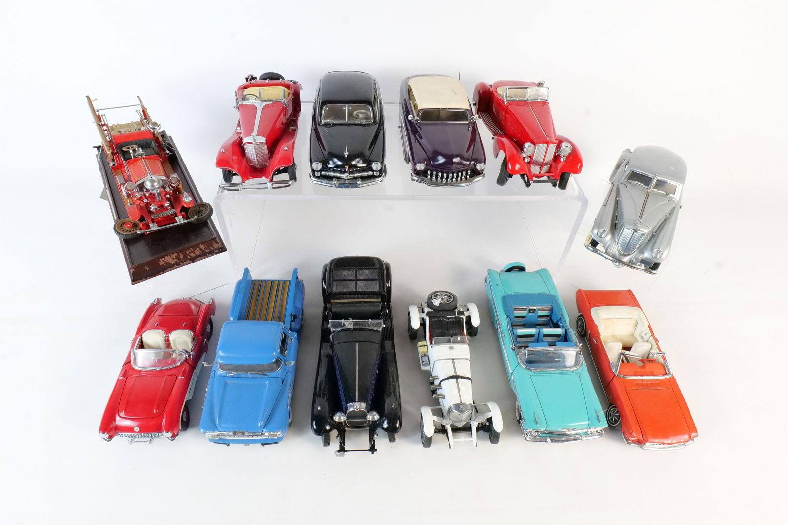 Lot of 12 Assorted 1:24 Scale Diecast Cars (1 of 19)