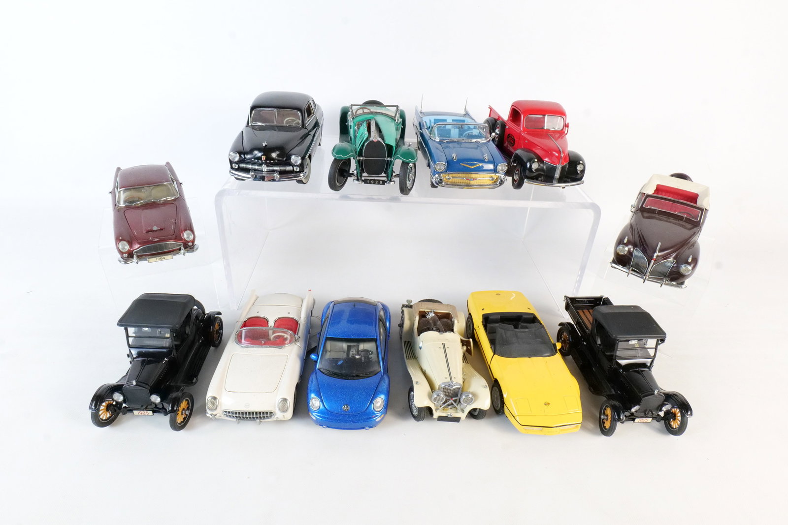 Lot of 12 Assorted 1:24 Scale Diecast Cars (1 of 19)