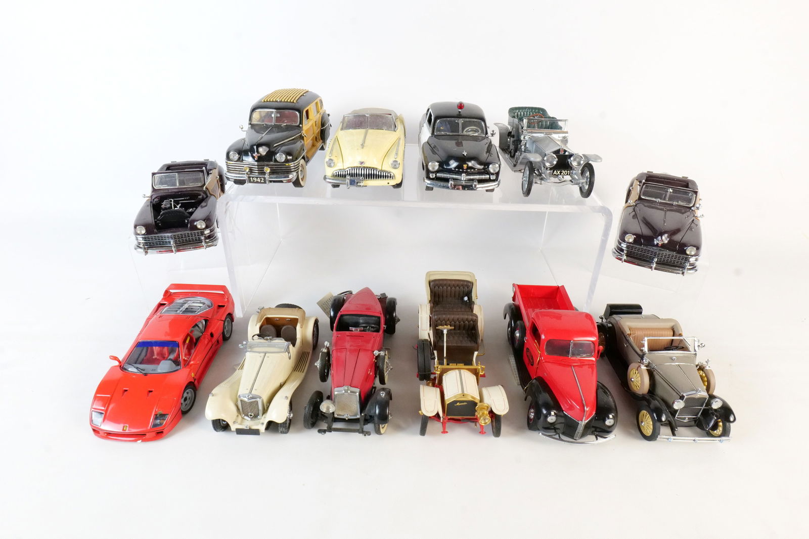 Lot of 12 Assorted 1:24 Scale Diecast Cars: Lot of 12 Assorted 1:24 Scale Diecast Cars. Mostly Franklin and Danbury Mint. Including 1940 Ford Pick Up, 1928 Stutz Black Hawk, 1989 Ferrari F40, 1948 Chrysler Town and Country, 1907 Rolls-Royce Sil