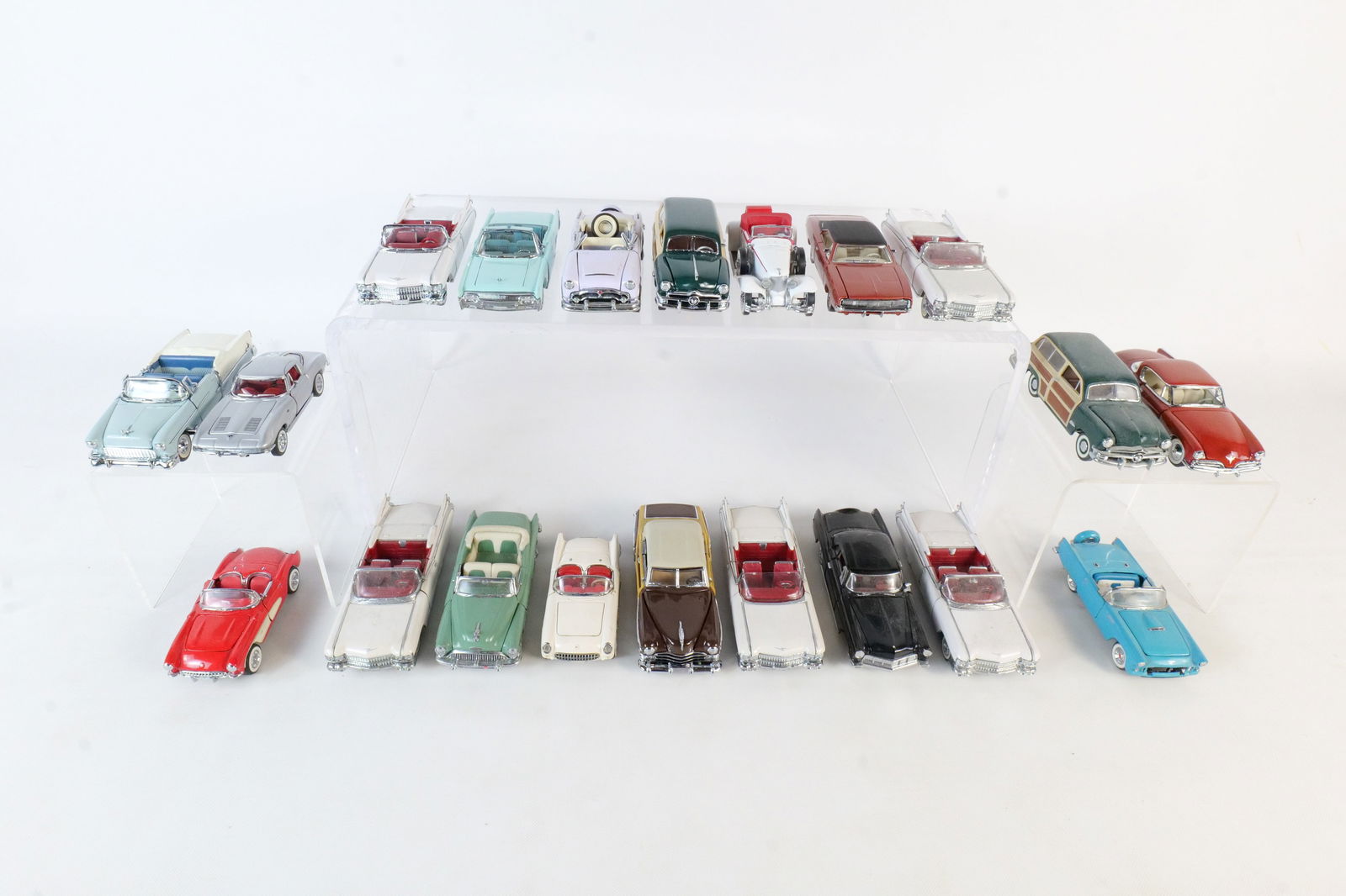 Lot of 20 Franklin Mint 1:43 Scale Diecast Cars: Lot of 20 Franklin Mint 1:43 Scale Diecast Cars. Including 1956 Ford Thunderbird, 1953 Buick Skylark, 1968 Dodge Charger R/T, 1950 Chrysler Town and Country, 1950 Ford Station Wagon and More. Full Dis
