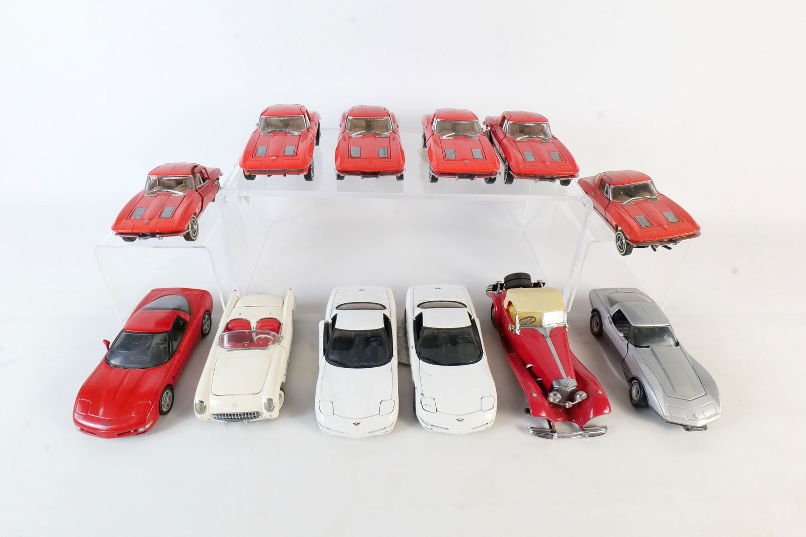 Lot of 12 Assorted 1:24 Scale Diecast Cars (1 of 19)