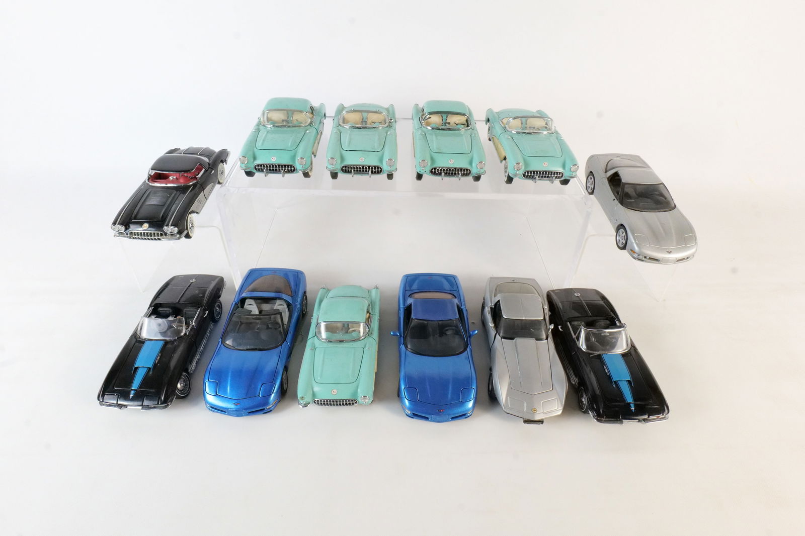 Lot of 12 Assorted 1:24 Scale Diecast Cars (1 of 19)