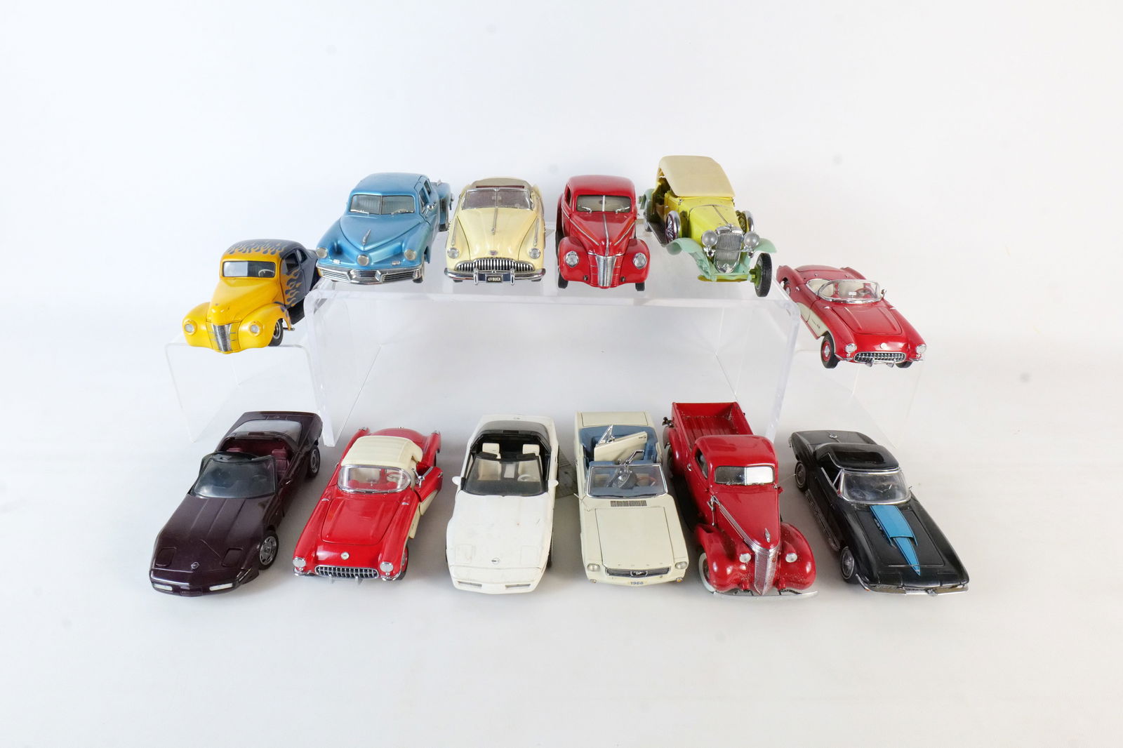 Lot of 12 Assorted 1:24 Scale Diecast Cars (1 of 19)