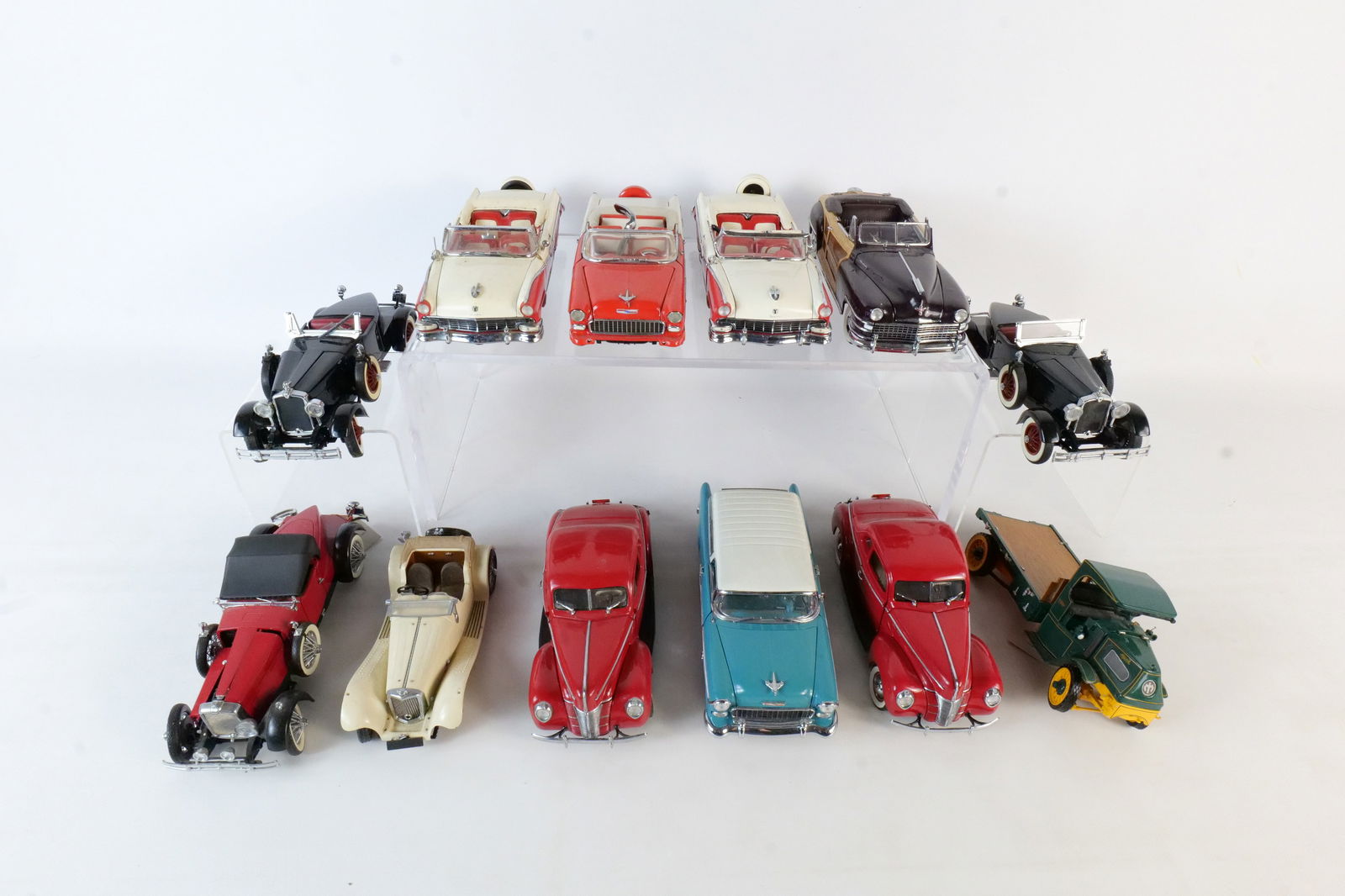 Lot of 12 Assorted 1:24 Scale Diecast Cars: Lot of 12 Assorted 1:24 Scale Diecast Cars. Mostly Franklin and Danbury Mint. Including 1948 Chrysler Town and Country, 1940 Ford Deluxe Coupe, 1956 Ford Sunliner, 1955 Chevrolet Nomad and More. Full