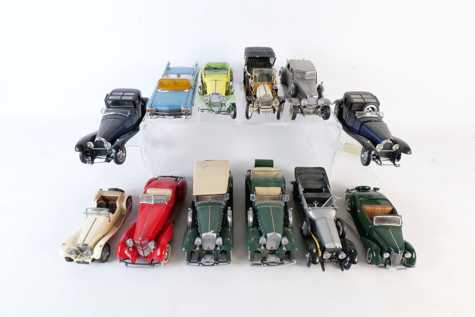 Lot of 12 Assorted 1:24 Scale Diecast Cars (1 of 19)