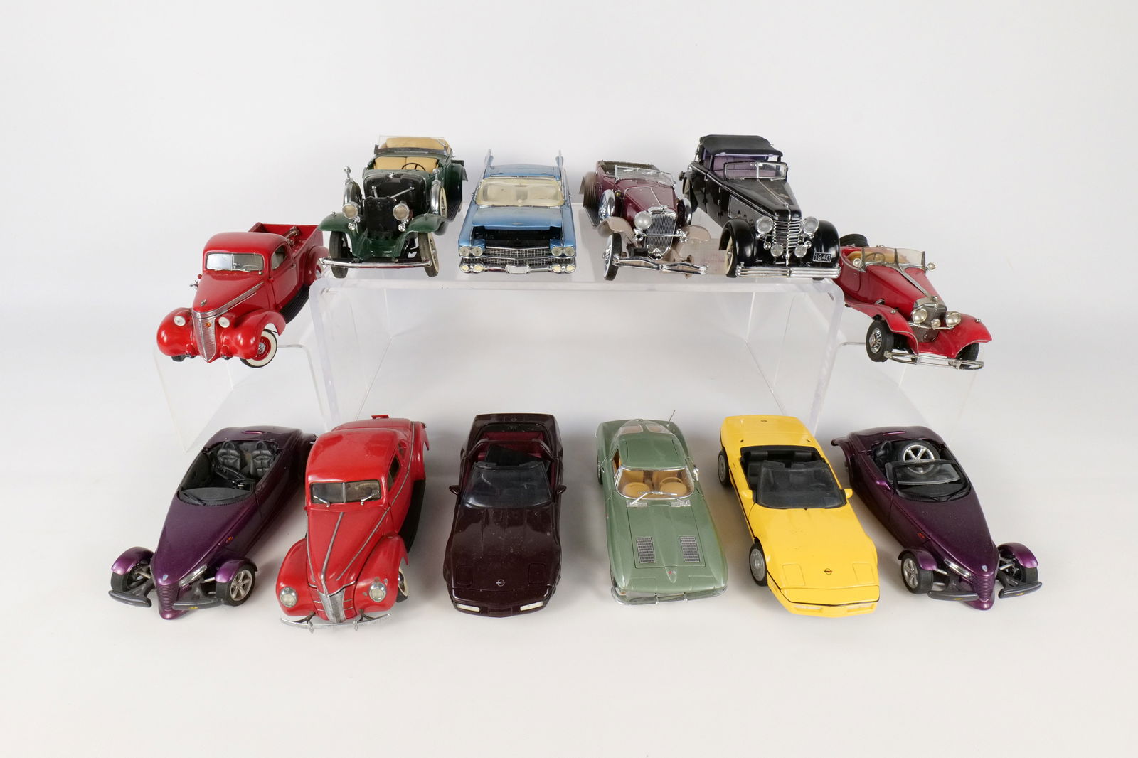 Lot of 12 Assorted 1:24 Scale Diecast Cars: Lot of 12 Assorted 1:24 Scale Diecast Cars. Mostly Franklin and Danbury Mint. Including 1986 Corvette, Plymouth Prowler, 1932 Cadillac, 1940 Duesenberg, 1940 Ford Deluxe and More. Full Disclosure - Mo
