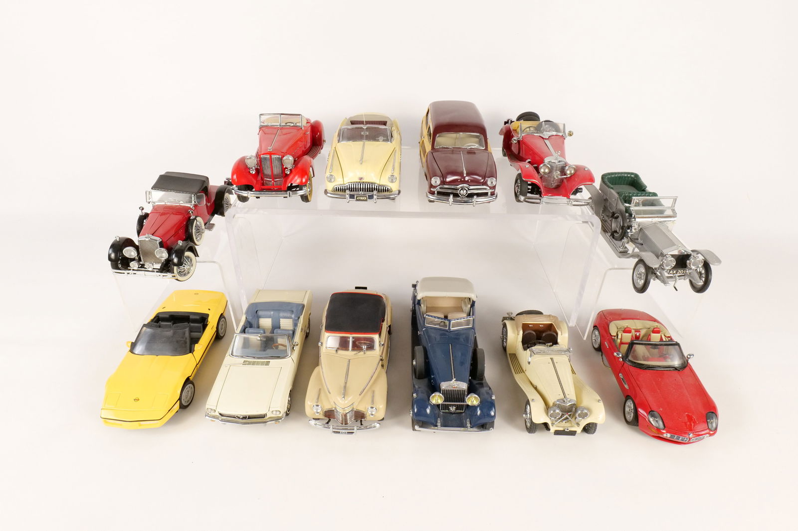 Lot of 12 Assorted 1:24 Scale Diecast Cars: Lot of 12 Assorted 1:24 Scale Diecast Cars. Mostly Franklin and Danbury Mint. Including 1949 Ford Woody Wagon, 1966 Ford Mustang, 1949 Buick Roadmaster, BMW Z8, and More. Full Disclosure - Most Cars i