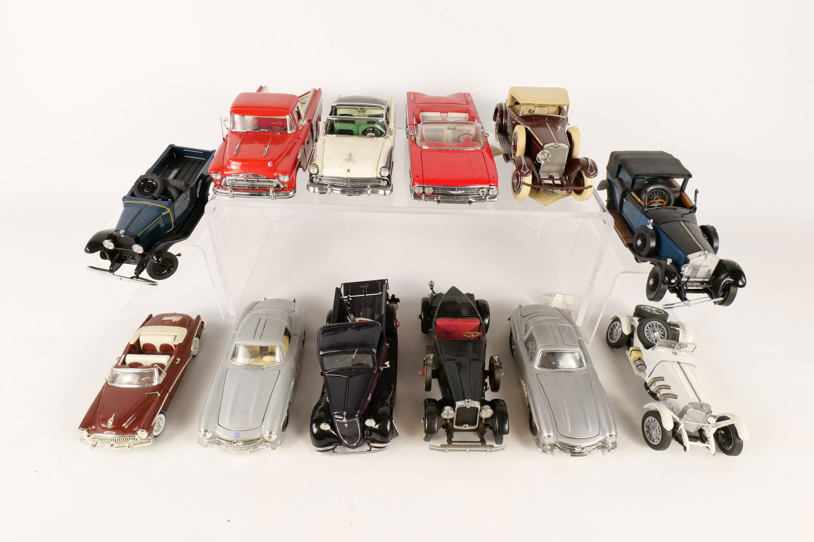 Lot of 12 Assorted 1:24 Scale Diecast Cars (1 of 19)