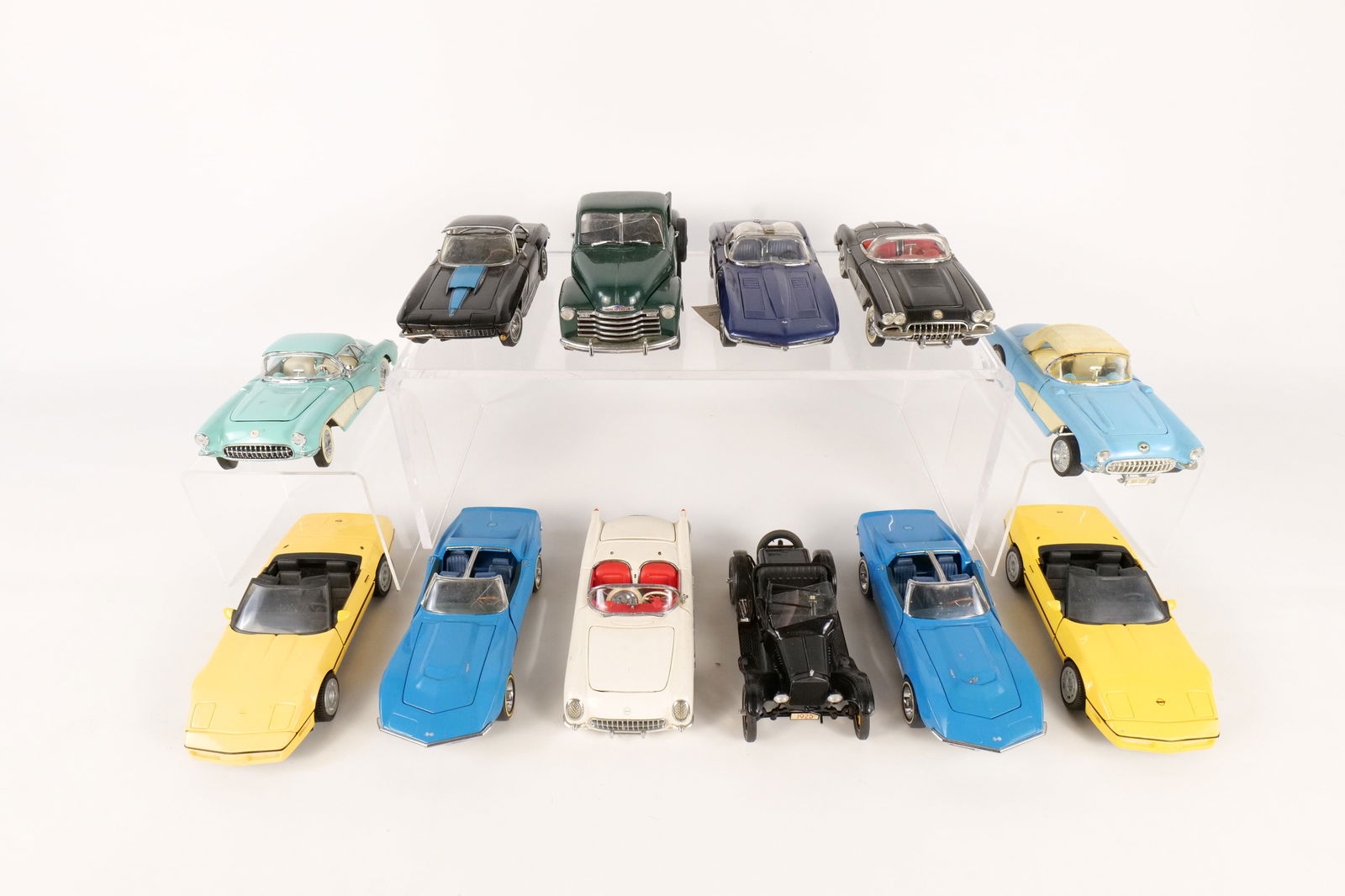 Lot of 12 Assorted 1:24 Scale Diecast Cars (1 of 19)