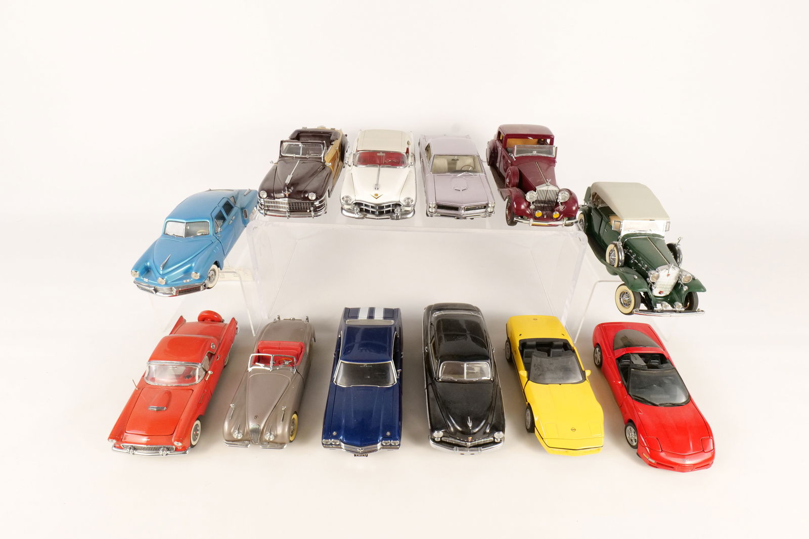 Lot of 12 Assorted 1:24 Scale Diecast Cars (1 of 19)