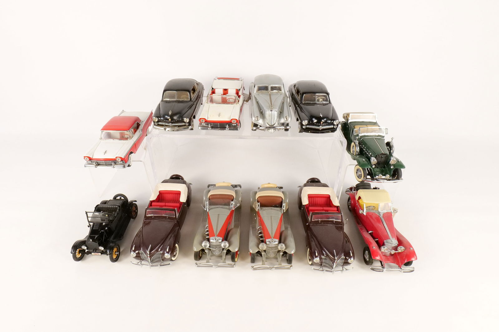 Lot of 12 Assorted 1:24 Scale Diecast Cars (1 of 19)