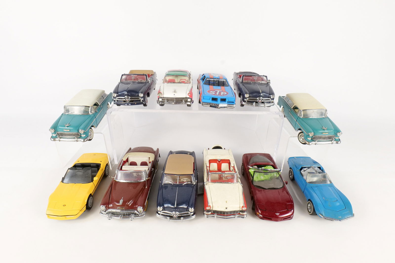 Lot of 12 Assorted 1:24 Scale Diecast Cars: Lot of 12 Assorted 1:24 Scale Diecast Cars. Mostly Franklin and Danbury Mint. Including 1986 Corvette, 1957 Corvette, Richard Petty Race Car, 1955 Ford Crown Victoria, 1955 Chevrolet Nomad, and More.
