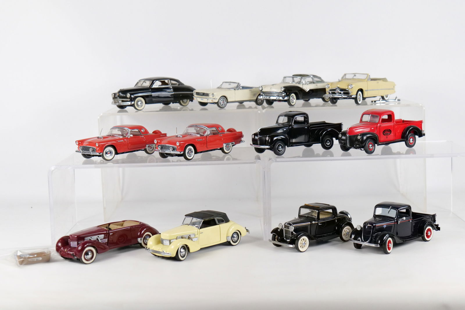 Lot of 12 Assorted 1:24 Scale Diecast Cars: Lot of 12 Assorted 1:24 Scale Diecast Cars. Mostly Franklin and Danbury Mint. Including 1932 Ford Deuce Coupe, 1966 Ford Mustang, 1949 Mercury Coupe, 1955 Ford Fairlane Crown Victoria, 1940 Ford Pick-