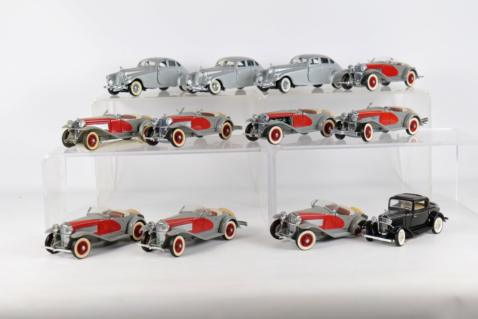 Lot of 12 Assorted 1:24 Scale Diecast Cars: Lot of 12 Assorted 1:24 Scale Diecast Cars. Mostly Franklin and Danbury Mint. Including 1933 Pierce Silver Arrow, 1932 Ford Deuce Coupe and 1935 Deusenberg SSJ. Full Disclosure - Most Cars in this sal