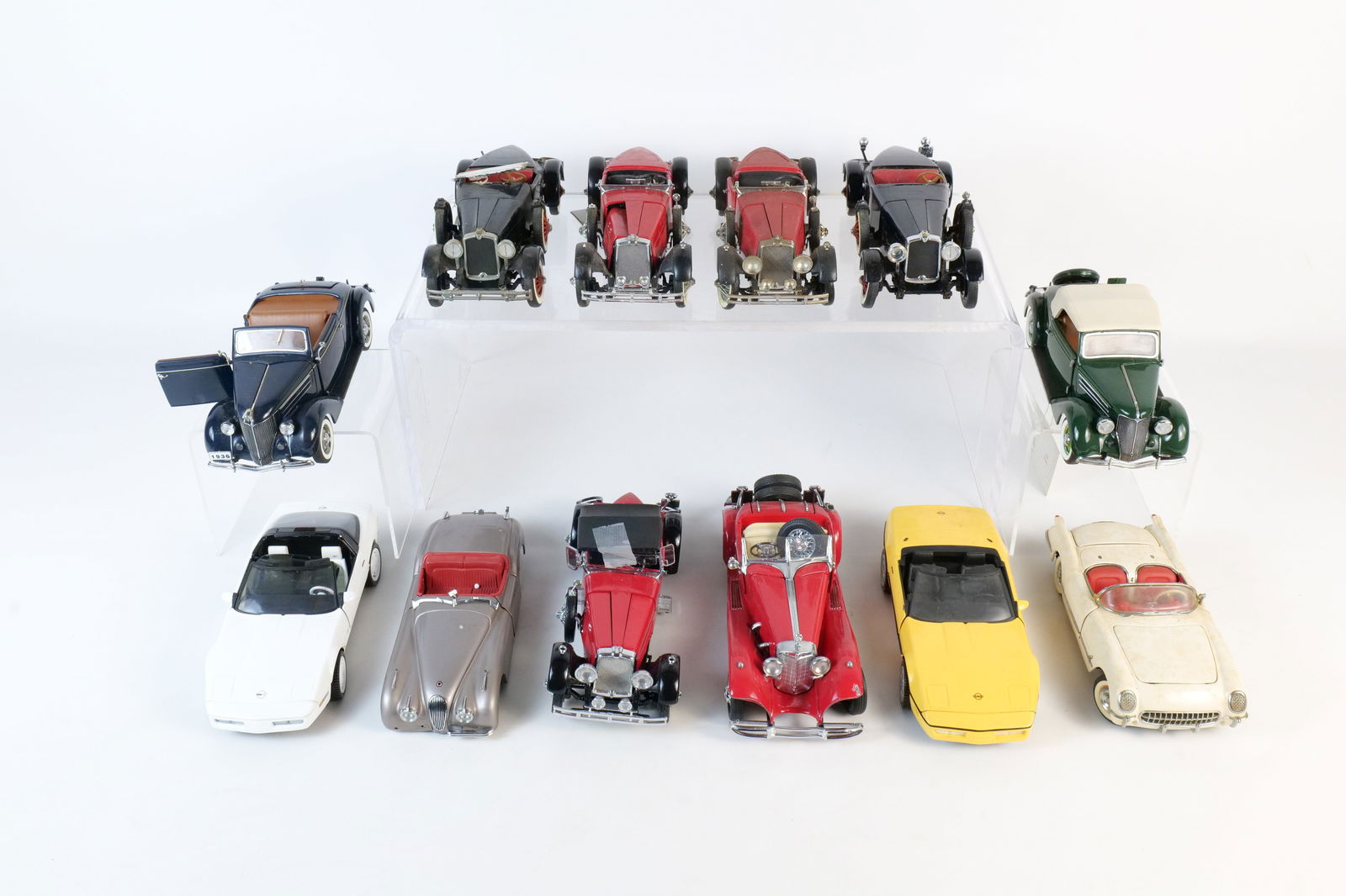 Lot of 12 Assorted 1:24 Scale Diecast Cars: Lot of 12 Assorted 1:24 Scale Diecast Cars. Mostly Franklin and Danbury Mint. Including 1949 Jaguar XK120, 1936 Ford, 1988 Corvette, 1928 Stutz Black Hawk, and More. Full Disclosure - Most Cars in thi