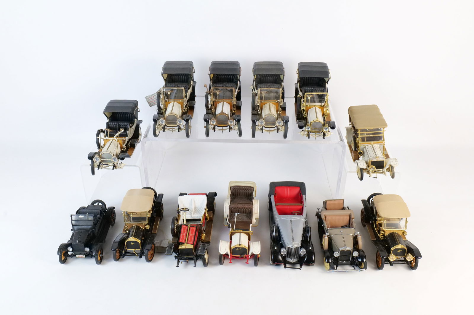 Lot of 12 Assorted 1:24 Scale Diecast Cars (1 of 18)