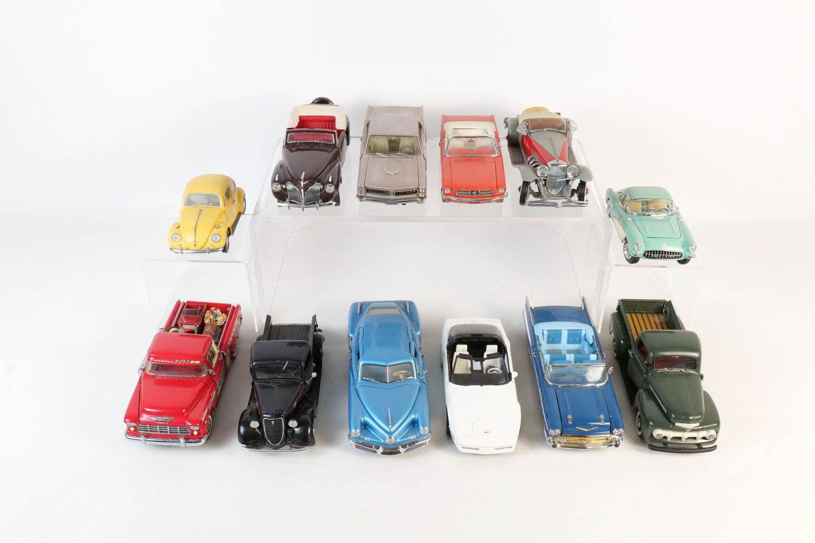 Lot of 12 Assorted 1:24 Scale Diecast Cars (1 of 17)