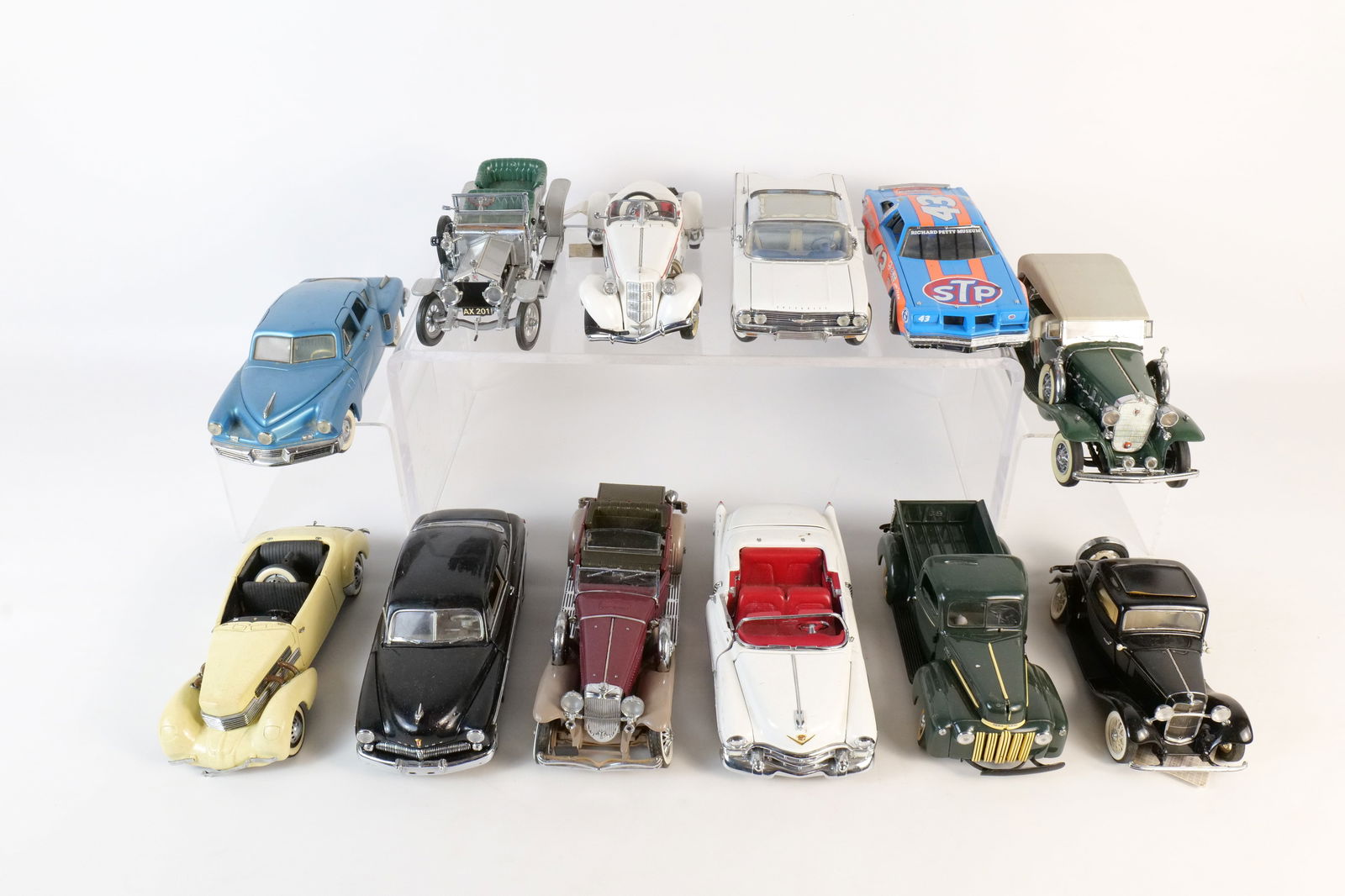 Lot of 12 Assorted 1:24 Scale Diecast Cars (1 of 16)