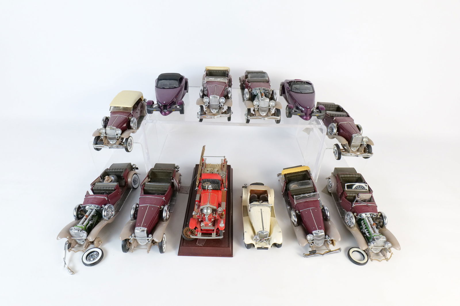 Lot of 12 Assorted 1:24 Scale Diecast Cars: Lot of 12 Assorted 1:24 Scale Diecast Cars. Mostly Franklin and Danbury Mint. Including 1922 Ahrens Fox, 1930 Duesenberg, 1938 Jaguar SS-100, and Plymouth Prowler and More. Full Disclosure - Most Cars