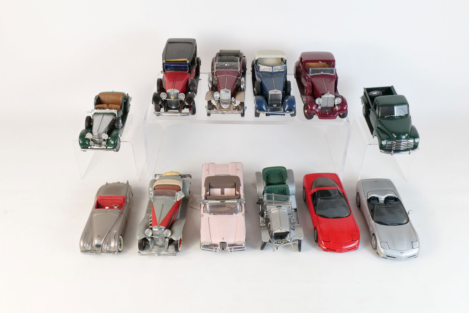 Lot of 12 Assorted 1:24 Scale Diecast Cars: Lot of 12 Assorted 1:24 Scale Diecast Cars. Mostly Franklin and Danbury Mint. Including 1998 Corvette, 1997 Corvette, 1949 Jaguar XK120, 1958 Edsel Citation, and More. Full Disclosure - Most Cars in t