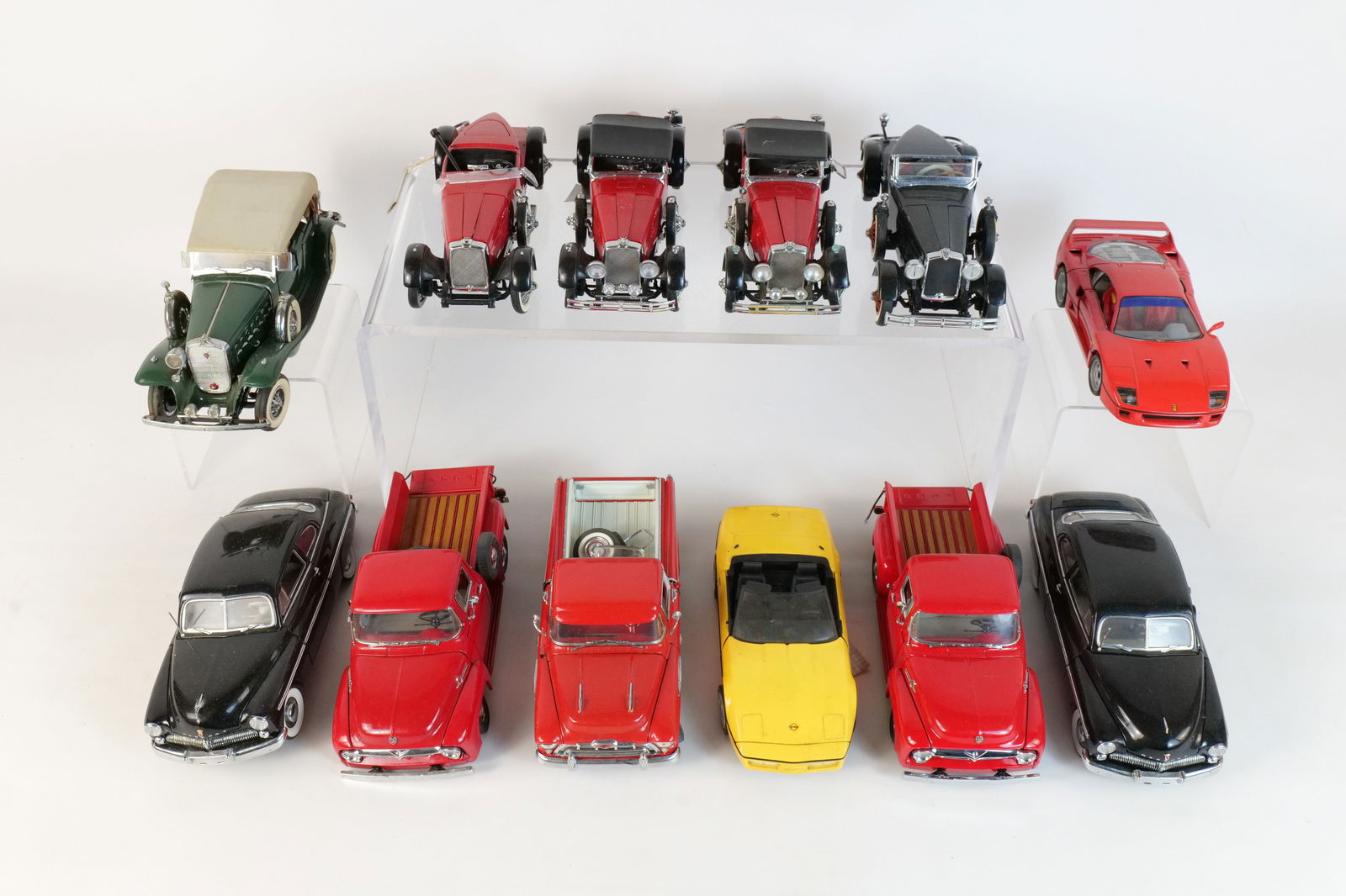 Lot of 12 Assorted 1:24 Scale Diecast Cars: Lot of 12 Assorted 1:24 Scale Diecast Cars. Mostly Franklin and Danbury Mint. Including 1989 Ferrari F40, 1949 Mercury Club Coupe, 1932 Cadillac V12, 1928 Stutz Black Hawk Boattail Speedster, and More