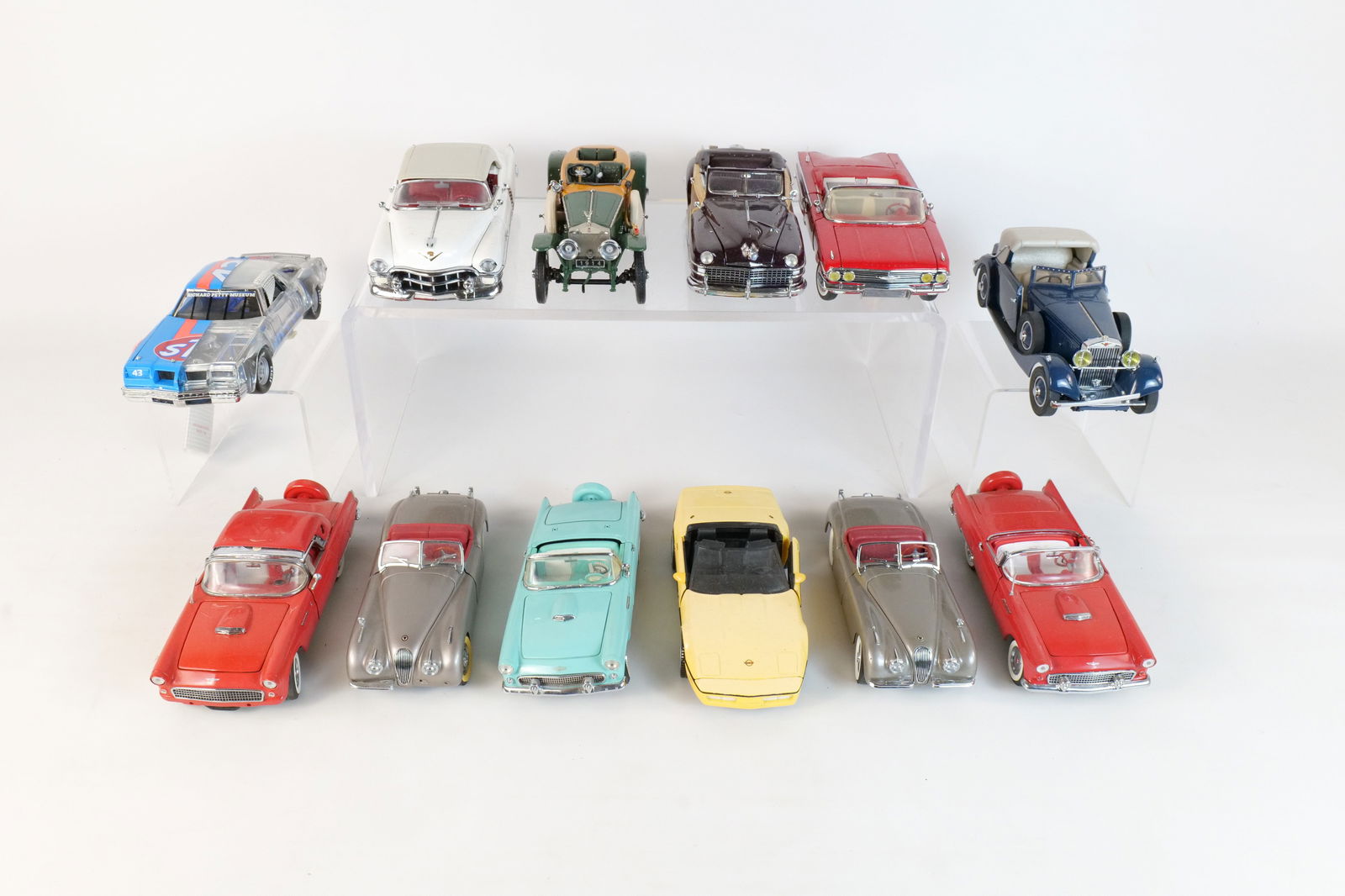 Lot of 12 Assorted 1:24 Scale Diecast Cars: Lot of 12 Assorted 1:24 Scale Diecast Cars. Mostly Franklin and Danbury Mint. Including 1956 Ford Thunderbird, 1949 Jaguar XK120, 1953 Cadillac Eldorado, 1914 Rolls-Royce and More. Full Disclosure - M