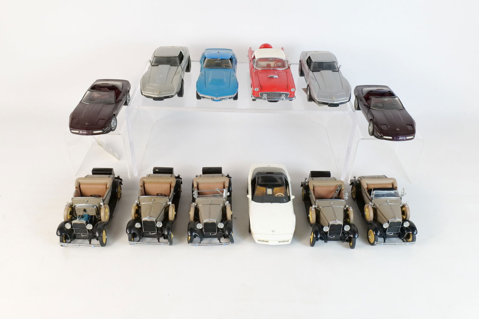 Lot of 12 Assorted 1:24 Scale Diecast Cars: Lot of 12 Assorted 1:24 Scale Diecast Cars. Mostly Franklin and Danbury Mint. Including 1968 Corvette, 1978 Corvette, 1993 Corvette, 1988 Corvette and More. Full Disclosure - Most Cars in this sale ar