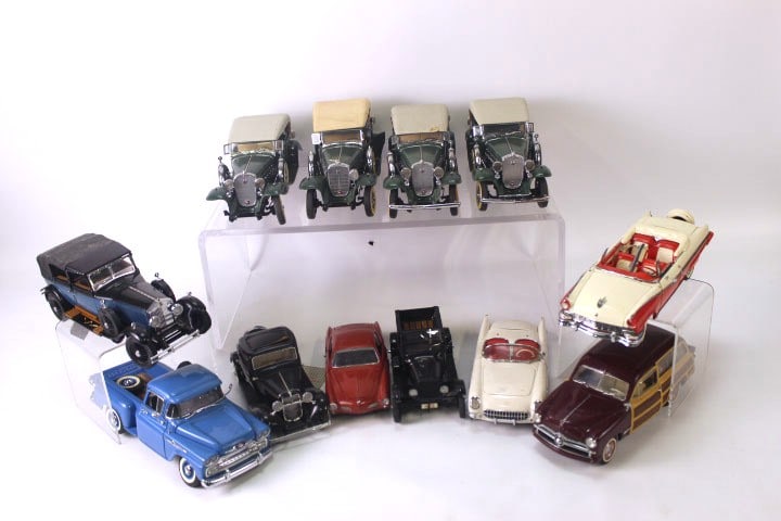 Lot of 12 Assorted 1:24 Scale Diecast Cars (1 of 17)